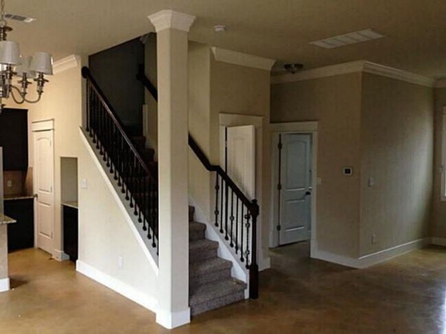 Building Photo - 4X3 Home Close to Campus!