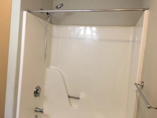 Building Photo - 475 SE 35th St