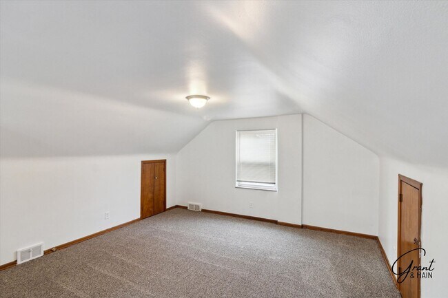 Building Photo - $1350 3 bedrooms