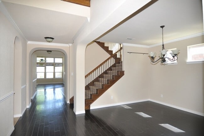 Building Photo - Beautiful 4-2.5-2 with 3 living, 2 dining ...