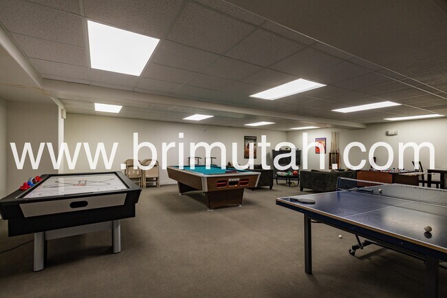 Building Photo - 3075 E Kennedy Dr