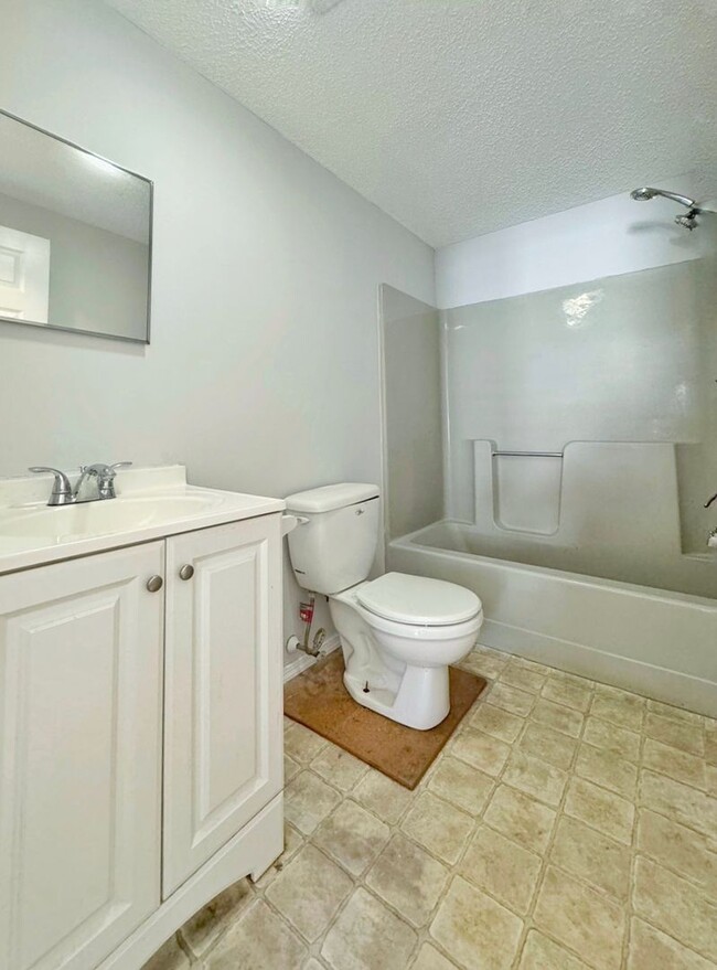 Building Photo - Cozy 2 bed 1.5 bath townhouse with modern ...