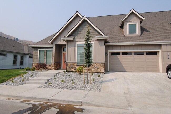 Building Photo - 1708/1710 Danny Boy Ln. Duplex