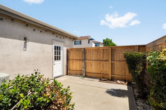 Building Photo - 1459 Yosemite Dr