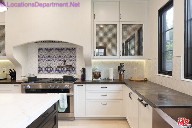 Building Photo - 5861 Ridgebrook Dr