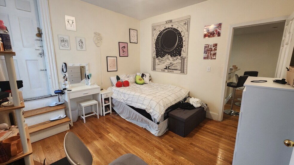 Building Photo - 19 Thatcher St