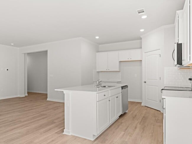 Building Photo - 102 Hughes Pl Dr