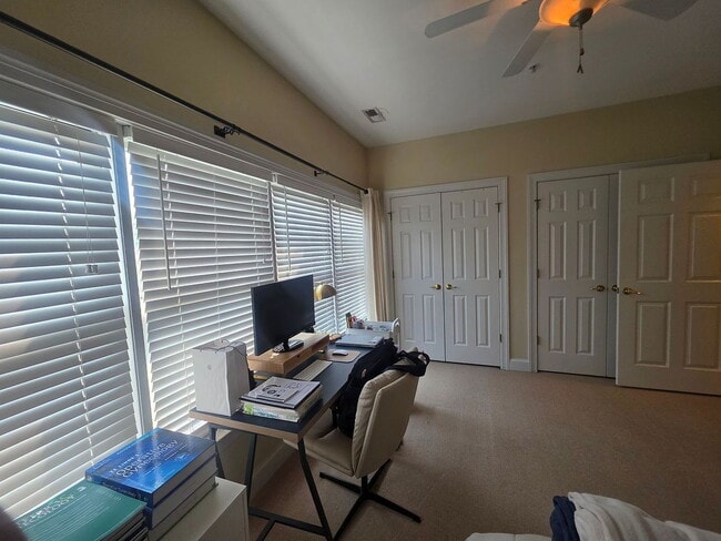 Building Photo - "Charming 2-Bed, 2-Bath Spacious Retreat in Norfolk - 1,500 Sq Ft of Modern Comfort!"