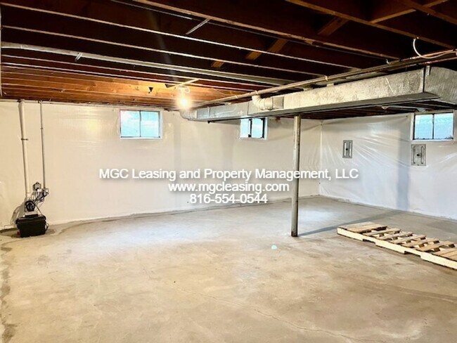 Building Photo - Unique Ranch Style Home Minutes From Downtown Lee's Summit