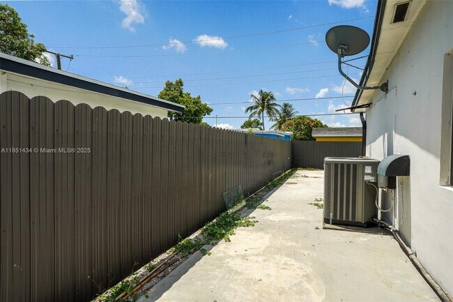 Building Photo - 840 NW 170th Terrace
