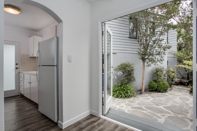 Building Photo - 2318 Beach Ave