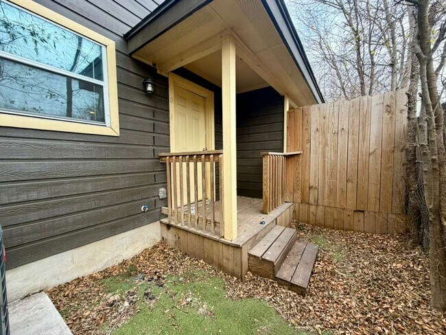 Building Photo - 3107 W Travis St