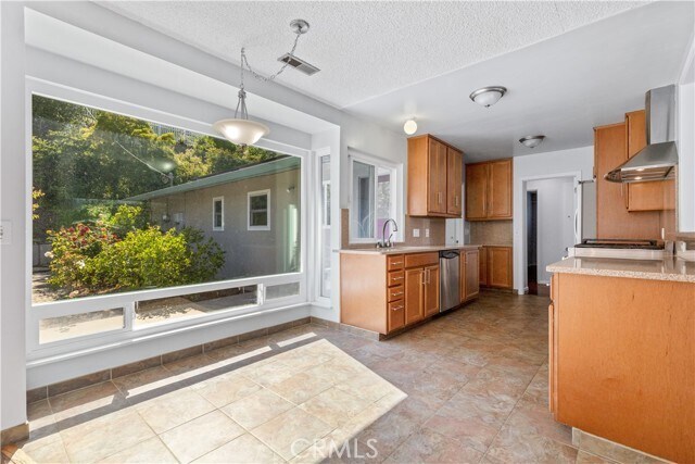 Building Photo - 668 Patricia Dr