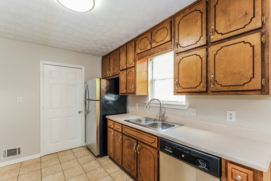 Building Photo - 320 Laurel Ln