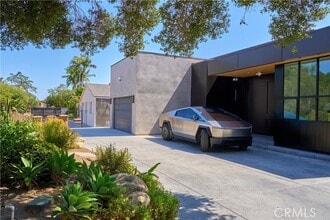 Building Photo - 1119 N Crestview Dr