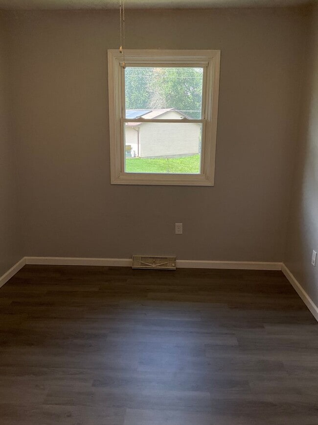 Building Photo - 405 E Poos Dr
