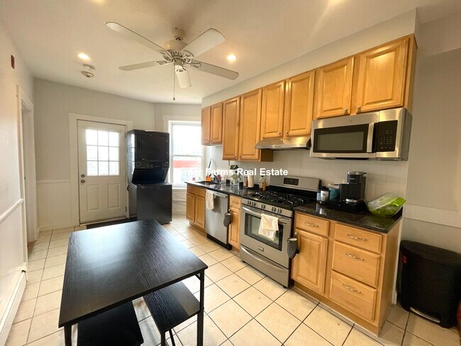 Building Photo - 27 Lambert St