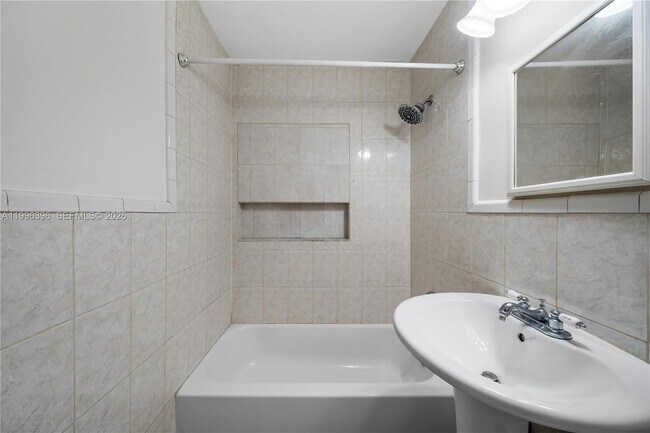 Building Photo - 1041 NE 9th Ave