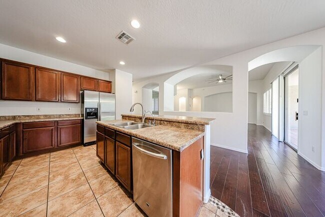 Building Photo - Welcome to this stunning 3-bedroom, 2-bath...