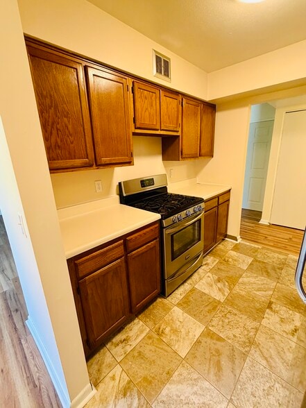Building Photo - 1325 Forest Green Dr