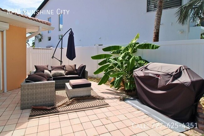 Building Photo - 10128 Yacht Club Dr