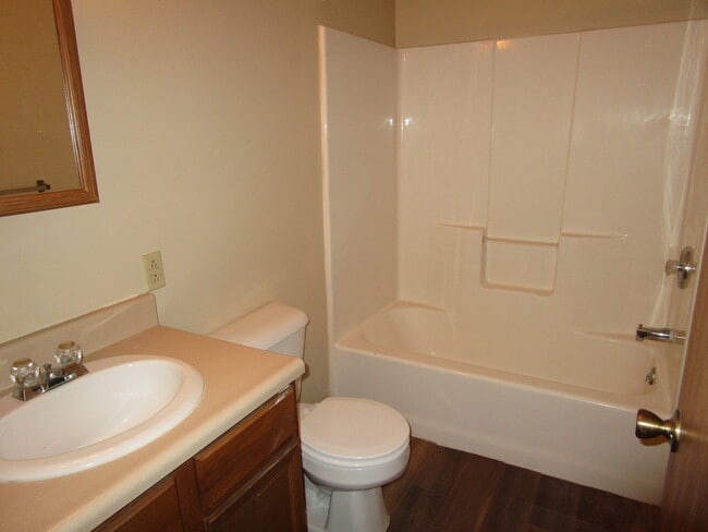 Building Photo - 3 Bedroom Duplex in Albion!!!