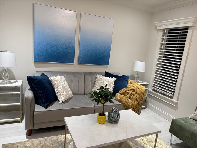 Building Photo - 1010 NE 8th Ave