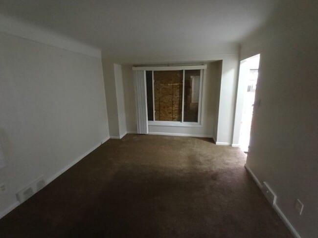 Building Photo - 3 bedroom, 1 bath, brick bungalow now available! $1,500