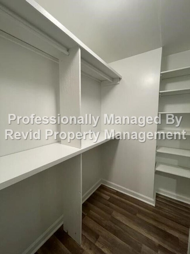 Building Photo - *FIRST MONTH RENT FREE* Freshly Renovated ...