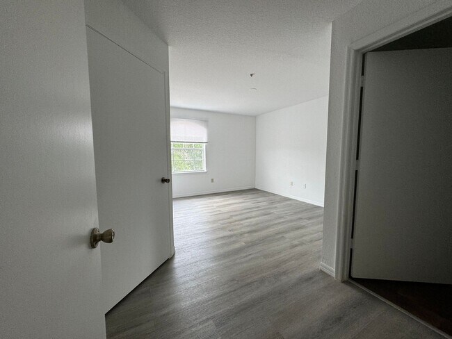Building Photo - 2 Bed, 2 Bath Condo | 3rd Floor Unit in Be...