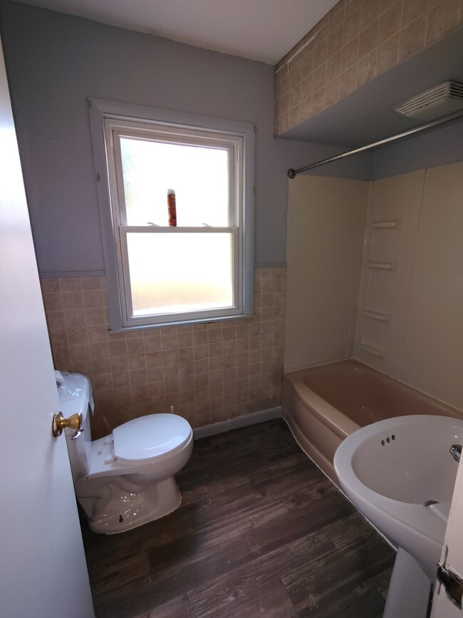 Building Photo - 2524 N Rockton Ave
