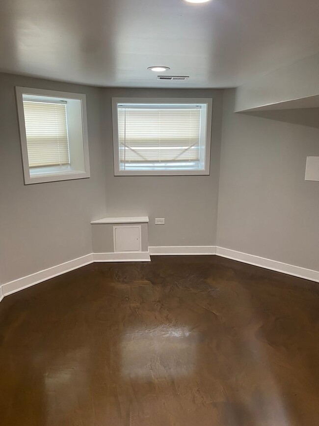Building Photo - Spacious south side 5 bedroom beauty