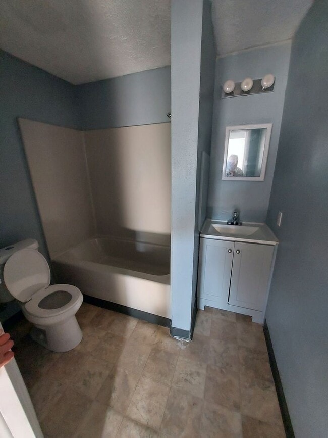 Building Photo - Spacious 3BD