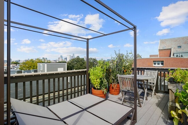 Building Photo - 205 W 8th St