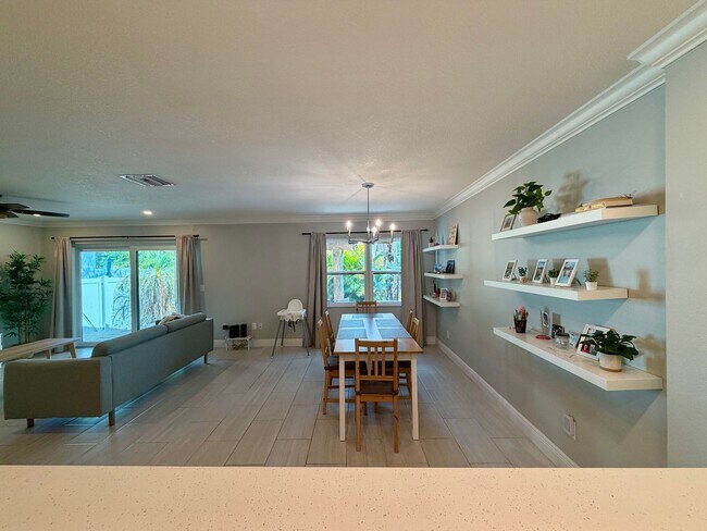 Building Photo - Updated 3 Bed 2.5 Bath Townhouse - SoHo / Hyde Park Area