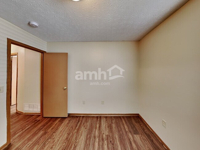 Building Photo - 8123 Mandalay Road
