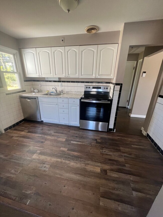 Building Photo - 3 Bedroom One Bath House in Bissell Hills ...