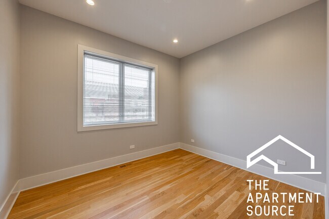 Building Photo - 4133 N Kenmore Ave