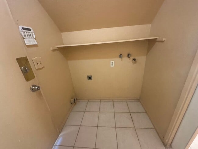 Building Photo - 560 Clover Dr