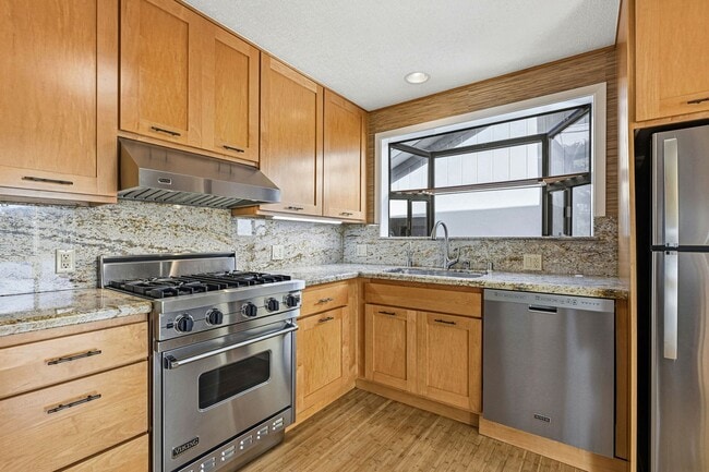 Building Photo - Spacious Three Bedroom Home in Forest Knol...