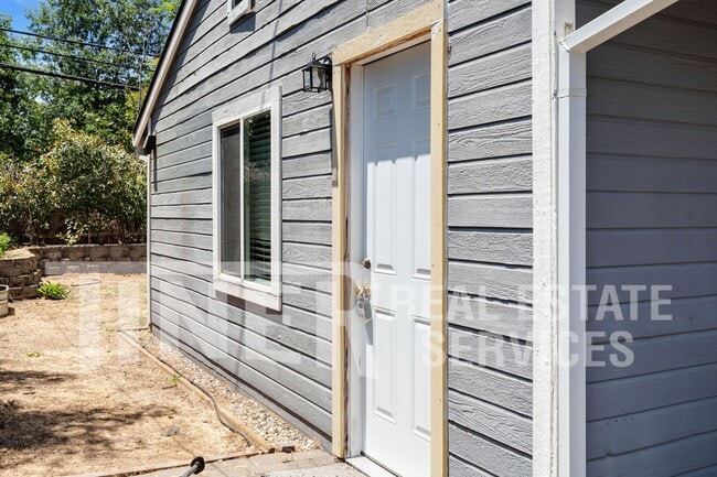 Building Photo - 652 Dittmar Way