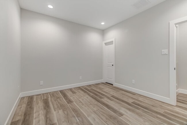 Building Photo - 1329 Buescher Dr
