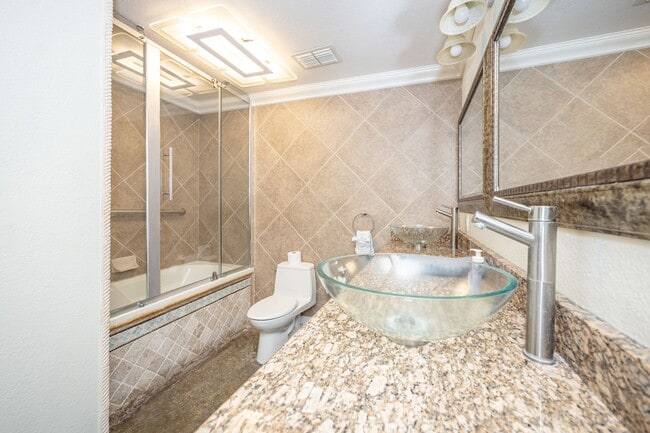 Building Photo - 3 Bedroom 2 Bath Back Bay Luxury Rental Home