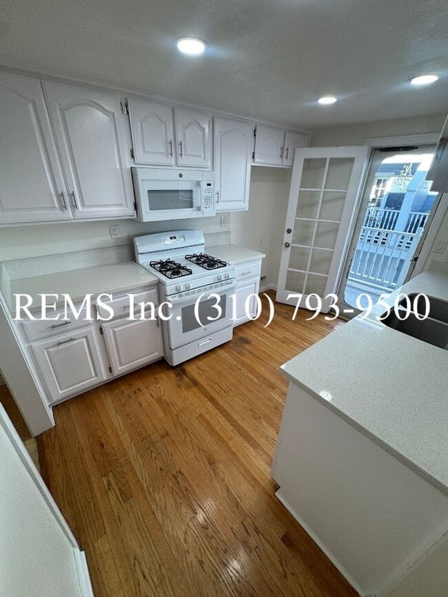 Building Photo - Spacious Townhome with Garage & Laundry in...