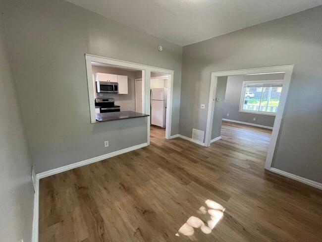 Building Photo - 3 Bed 1.5 Bath- 2 Car Garage