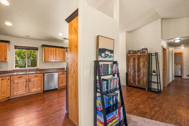Building Photo - Spacious 3-Bed, 2-Bath Upper-Level Duplex