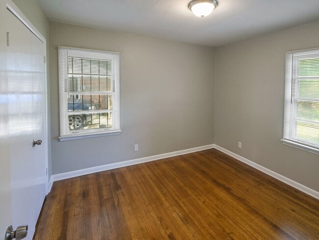 Building Photo - NEWLY UPDATED 3 bed, 1.5 bath home.