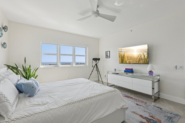 Building Photo - 2640 Lake Shore Dr