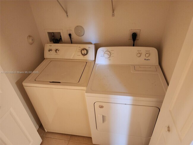 Building Photo - 2762 SW 85th Ave