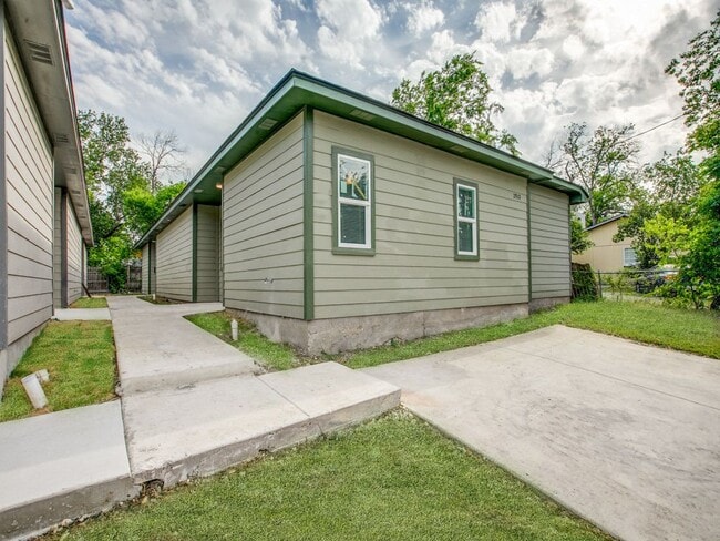 Primary Photo - 2910 S Laredo St